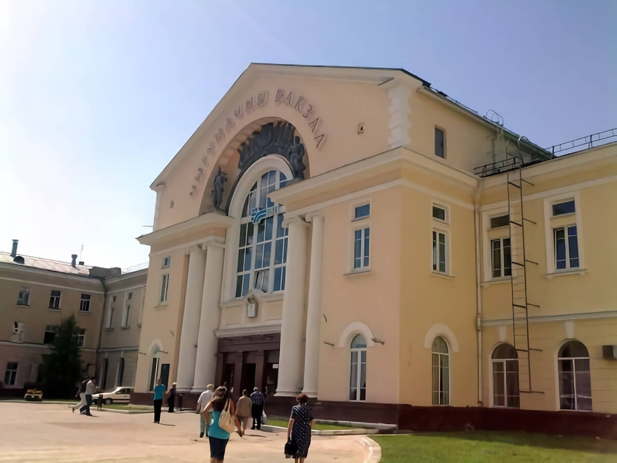 Здание вокзала в городе Барановичи, выход в город